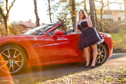 Ensaio de 15 anos em Gramado/RS enconstada na ferrari califórnia clicado pelo fotógrafo Adilson de Melo'