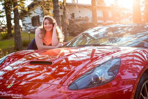 Ensaio de 15 anos em Gramado/RS apoiada na ferrari califórnia clicado pelo fotógrafo Adilson de Melo'