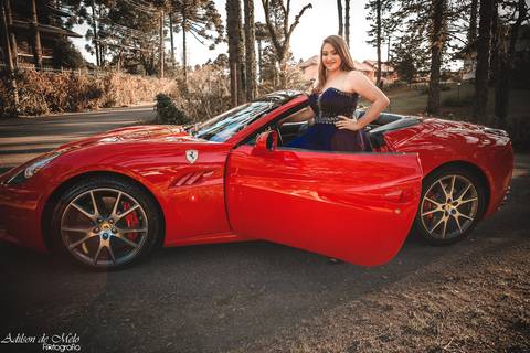 Ensaio de 15 anos em Gramado/RS na porta da ferrari califórnia clicado pelo fotógrafo Adilson de Melo'