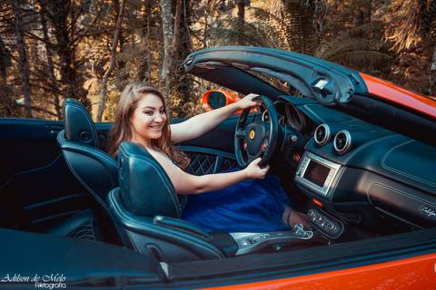 Ensaio de 15 anos em Gramado/RS no valante da ferrari califórnia clicado pelo fotógrafo Adilson de Melo'