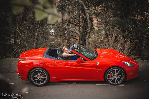 Ensaio de 15 anos em Gramado/RS dirigindo a ferrari califórnia clicado pelo fotógrafo Adilson de Melo'