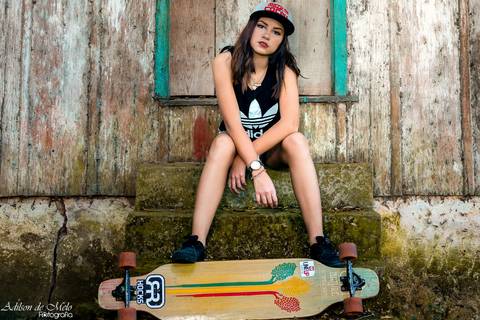 Ensaio de 15 anos sentada com skate na cidade de Santa Tereza - RS click do fotógrafo Adilson de Melo'