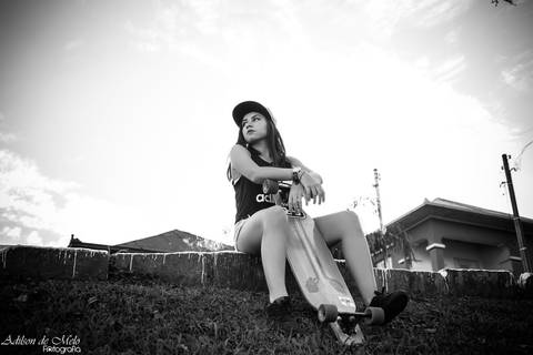 Ensaio de 15 anos sentada segurando o long na cidade de Santa Tereza - RS click do fotógrafo Adilson de Melo'