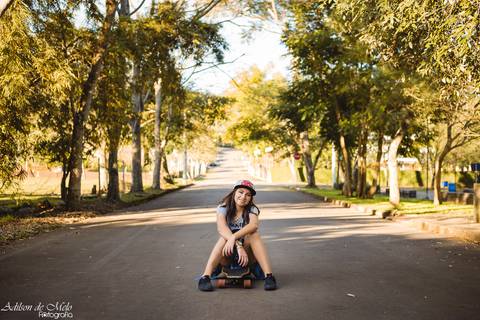Ensaio de 15 anos sentada no skate na cidade de Santa Tereza - RS click do fotógrafo Adilson de Melo'