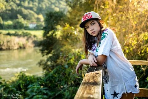 Ensaio de 15 anos apoiada no corrimão da cidade de Santa Tereza - RS click do fotógrafo Adilson de Melo'