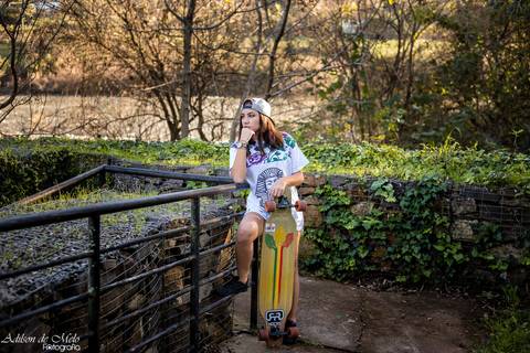 Ensaio de 15 anos encostada no corrimão da cidade de Santa Tereza - RS click do fotógrafo Adilson de Melo'