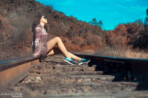 Ensaio de 15 anos nos trilhos do trem na cidade de Santa Tereza - RS click do fotógrafo Adilson de Melo'