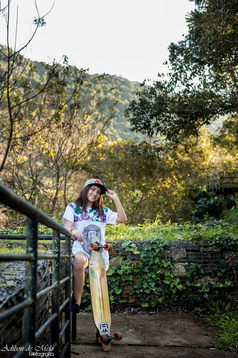 Ensaio de 15 anos segurando o boné no corrimão da cidade de Santa Tereza - RS click do fotógrafo Adilson de Melo'
