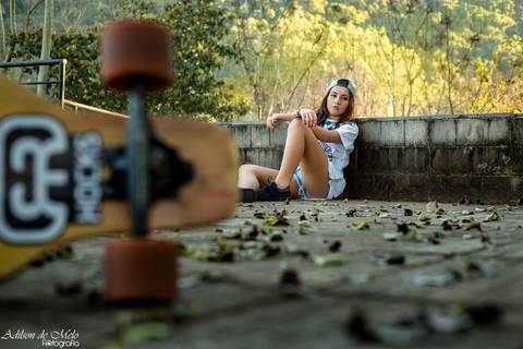 Ensaio de 15 anos encostada no muro olhando para o skate na cidade de Santa Tereza - RS click do fotógrafo Adilson de Melo'