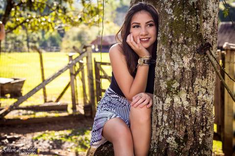 Ensaio de 15 anos encostada na árvore cidade de Santa Tereza - RS click do fotógrafo Adilson de Melo'