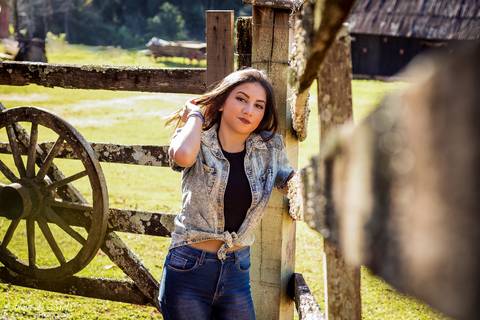 Ensaio de 15 anos encostada na cerca na cidade de Santa Tereza - RS click do fotógrafo Adilson de Melo'