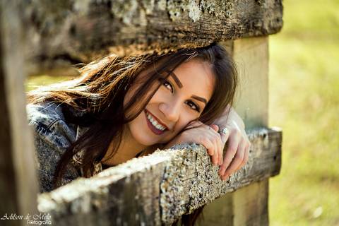 Ensaio de 15 anos olhando na cerca da cidade de Santa Tereza - RS click do fotógrafo Adilson de Melo'