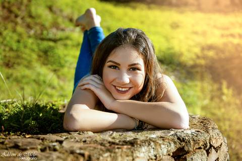 Ensaio de 15 anos debutante deitada na cidade de Santa Tereza - RS click do fotógrafo Adilson de Melo'