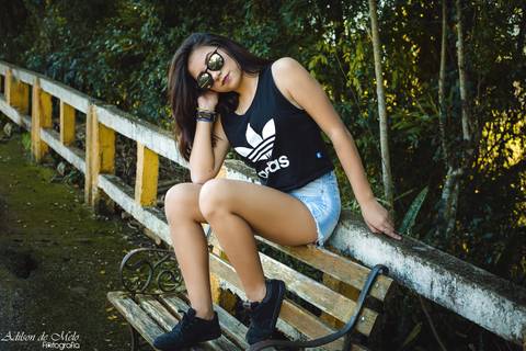 Ensaio de 15 anos sentada no banco na cidade de Santa Tereza - RS click do fotógrafo Adilson de Melo'