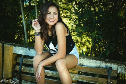 Ensaio de 15 anos sentada e sorrindo na cidade de Santa Tereza - RS click do fotógrafo Adilson de Melo'