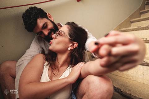 casal noivos abraçados escada caracol romântico intimista  apartamento centro sp vintage '