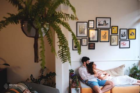 casal romantico sofá apartamento vintage quadros parede samambaia'