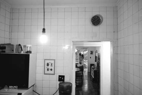 casal romantico intimista sofá sala apartamento centro sp vintage cozinha azulejos antigos'