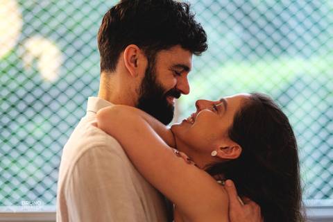 casal romantico se olhando fofo apartamento centro sp vintage intimista'