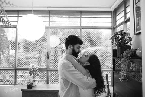 casal romantico se olhando fofo apartamento centro sp vintage intimista'