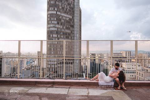 casal noiva deitada colo noivo romântico rooftop cobertura solário intimista edifício itália apartamento centro sp vintage'