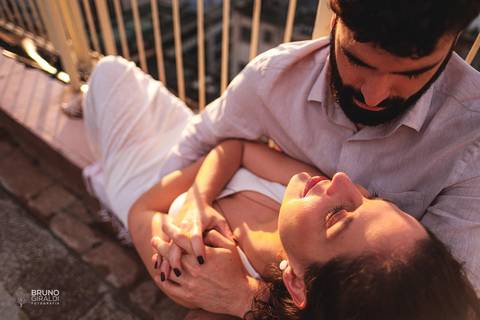 casal noiva deitada colo noivo romântico rooftop cobertura solário intimista edifício itália apartamento centro sp vintage'