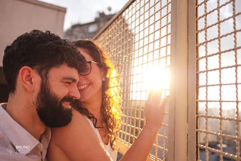 casal noiva abraçada noivo romântico rooftop cobertura solário intimista edifício itália apartamento centro sp vintage por do sol sunset grade'