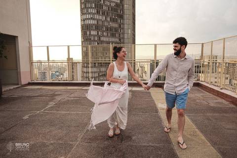 casal noiva feliz sorrindo noivo caminhando mãos dadas romântico rooftop cobertura solário intimista edifício itália apartamento centro sp vintage por do sol sunset grade'