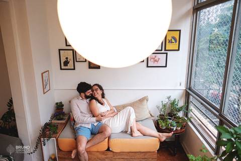 casal romantico sofá apartamento vintage'