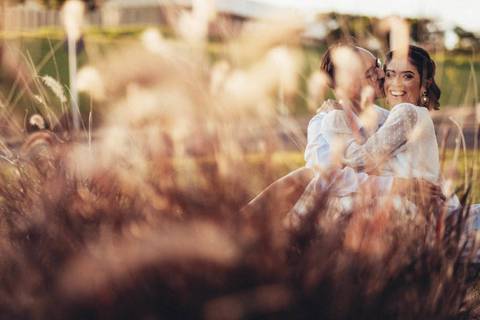 casal romantico entre arbustos'