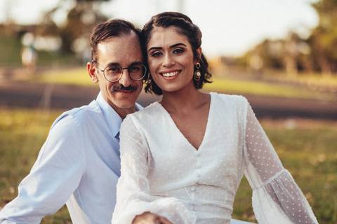 retrato casal sentado gramado lageado'