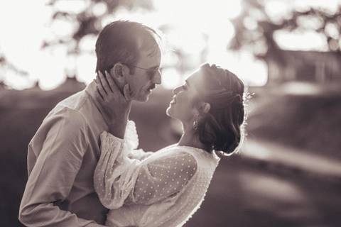 casal romantico se olhando '