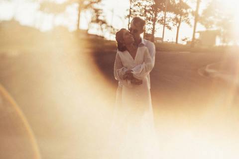 casal abraçado por do sol lens flare '