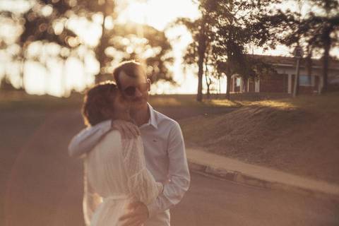 casal abraçado por do sol lens flare tilt-shift'