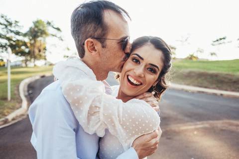 retrato casal sentado gramado lageado'