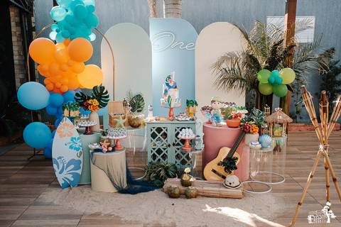 Foto de aniversário infantil, tema tardezinha na praia em Maringá, foto da decoração com bolo de 1 ano '