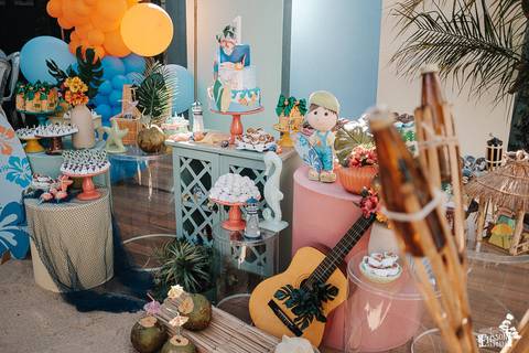 Foto de aniversário infantil, tema tardezinha na praia em Maringá, foto da decoração com bolo de 1 ano '