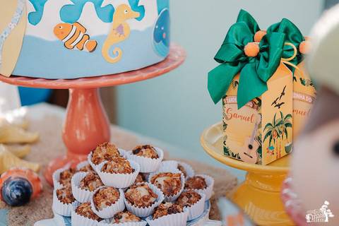 Foto de aniversário infantil, tema tardezinha na praia em Maringá, foto da decoração com foco na lembrancinha da festa de 1 ano'