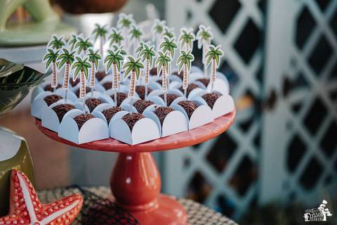 Foto de aniversário infantil, tema tardezinha na praia em Maringá, foto da decoração com foco nos docinhos da festa de 1 ano'