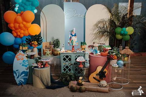 Foto de aniversário infantil, tema tardezinha na praia em Maringá, foto da decoração com bolo de 1 ano '