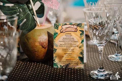 Decoração de mesa para aniversário de 1 ano com tema tardezinha, foco no cardápio do aniversário com comida de boteco'