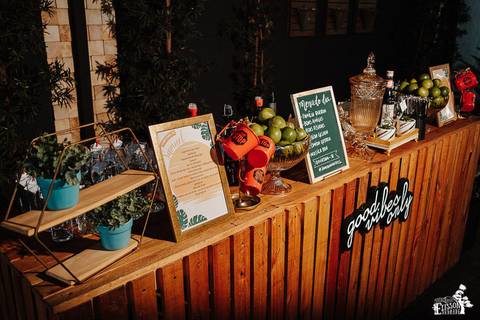 bar com drinks para aniversário infantil de 1 ano de filho de fotógrafos'