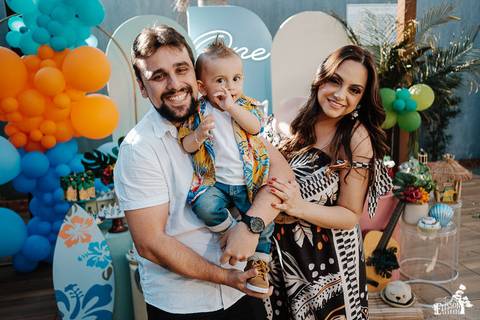 Retratos ou fotos posadas em aniversário de 1 aninho, com tema tardezinha na praia com comida de boteco'