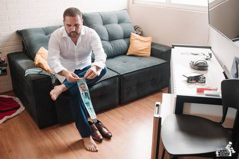 noivo calçando meia personalizada com o rosto do noivo'