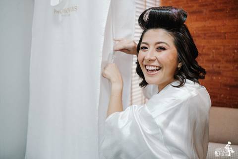 noiva espiando o vestido '