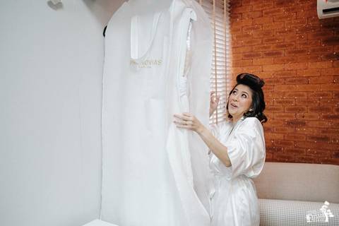 noiva desempacotando o vestido, brincando'