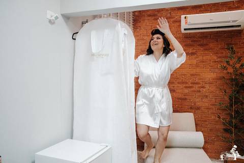 noiva desempacotando o vestido, brincando'