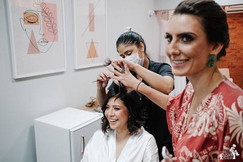 noiva penteando o cabelo para casamento'
