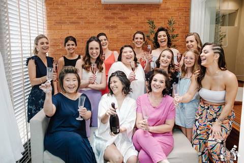 noiva brindando com madrinhas durante o making of'