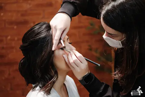 maquiadora retocando maquiagem'